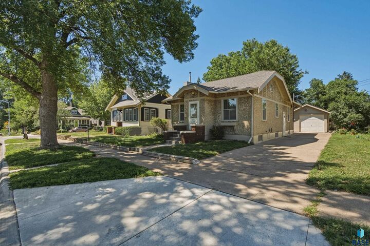 Property Photo: 1314 W 10th St SD 57104