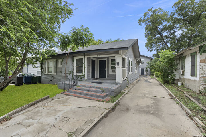 Property Photo: 1311 W French Pl TX 78201