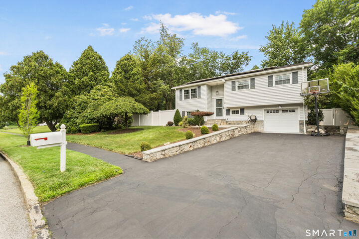 Property Photo:  8 Country Club Road  CT 06851 