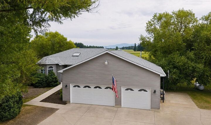 Property Photo:  41218 N Grove Rd  WA 99006 