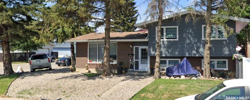 Property Photo:  2 McDougall Crescent  SK S7L 5C1 