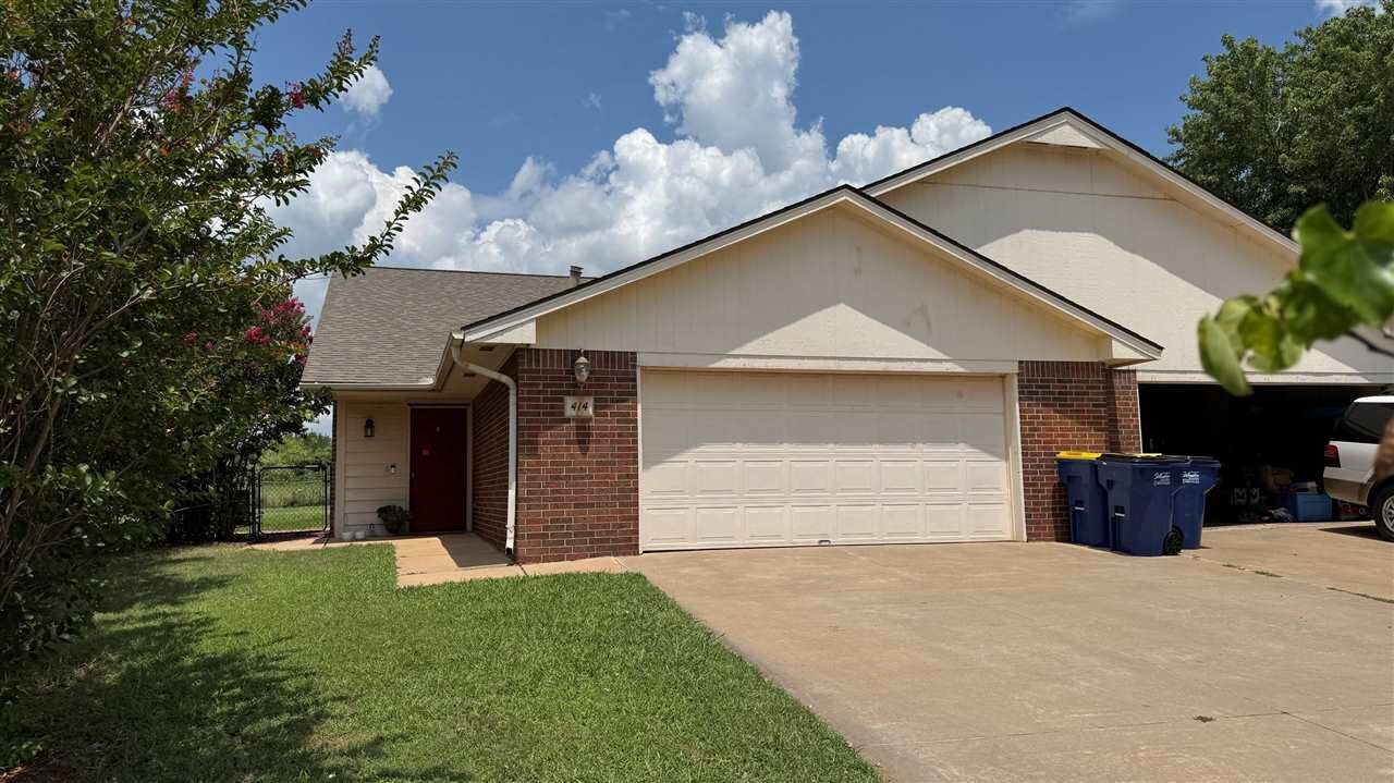 Property Photo: 414-416 E Britton Court OK 74075