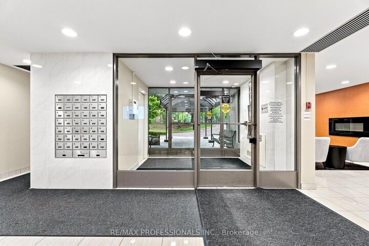 Property Photo:  2665 Windwood Drive 705  ON L5N 2P2 
