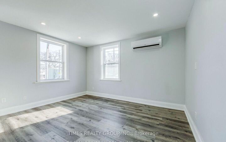 Photo de la propriété:  1480 Dundas Street E 5  ON M4M 1S9 