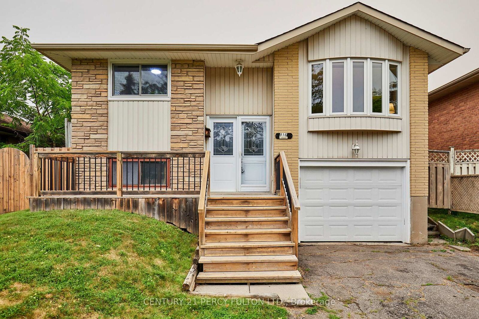 Property Photo: 816 Carnaby Crescent ON L1G 2Y8