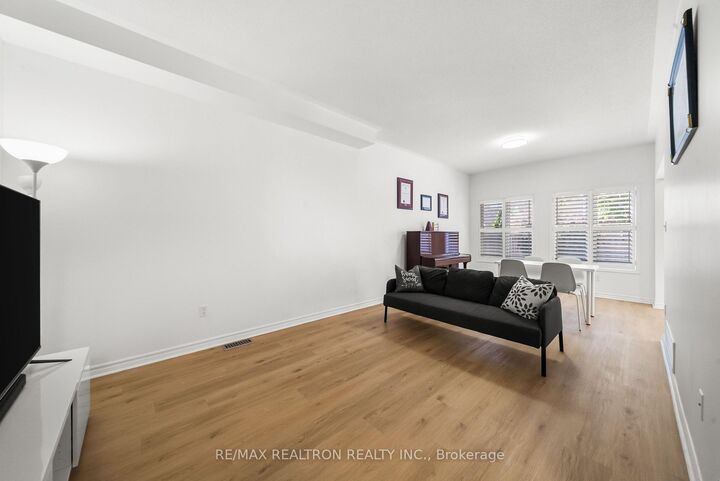 Property Photo:  208 Penndutch Circle  ON L4A 0N9 