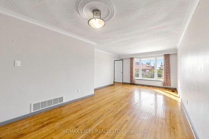 Property Photo: 216 Shawnee Circle ON M2H 2Y4