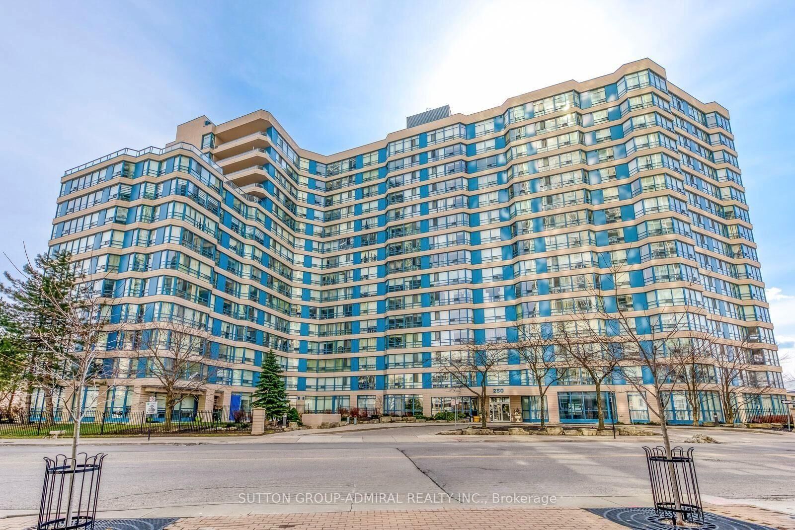Property Photo: 250 Webb Drive 104 ON L5B 3Z4