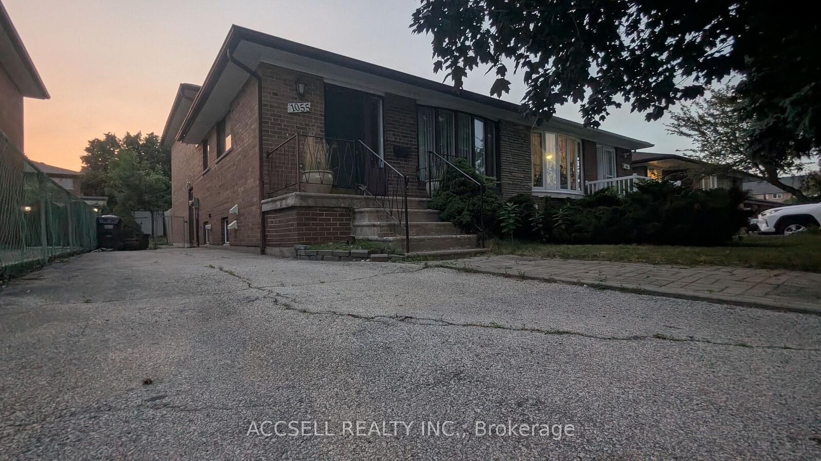 Property Photo: 1055 Claredale Road ON L5G 1T5