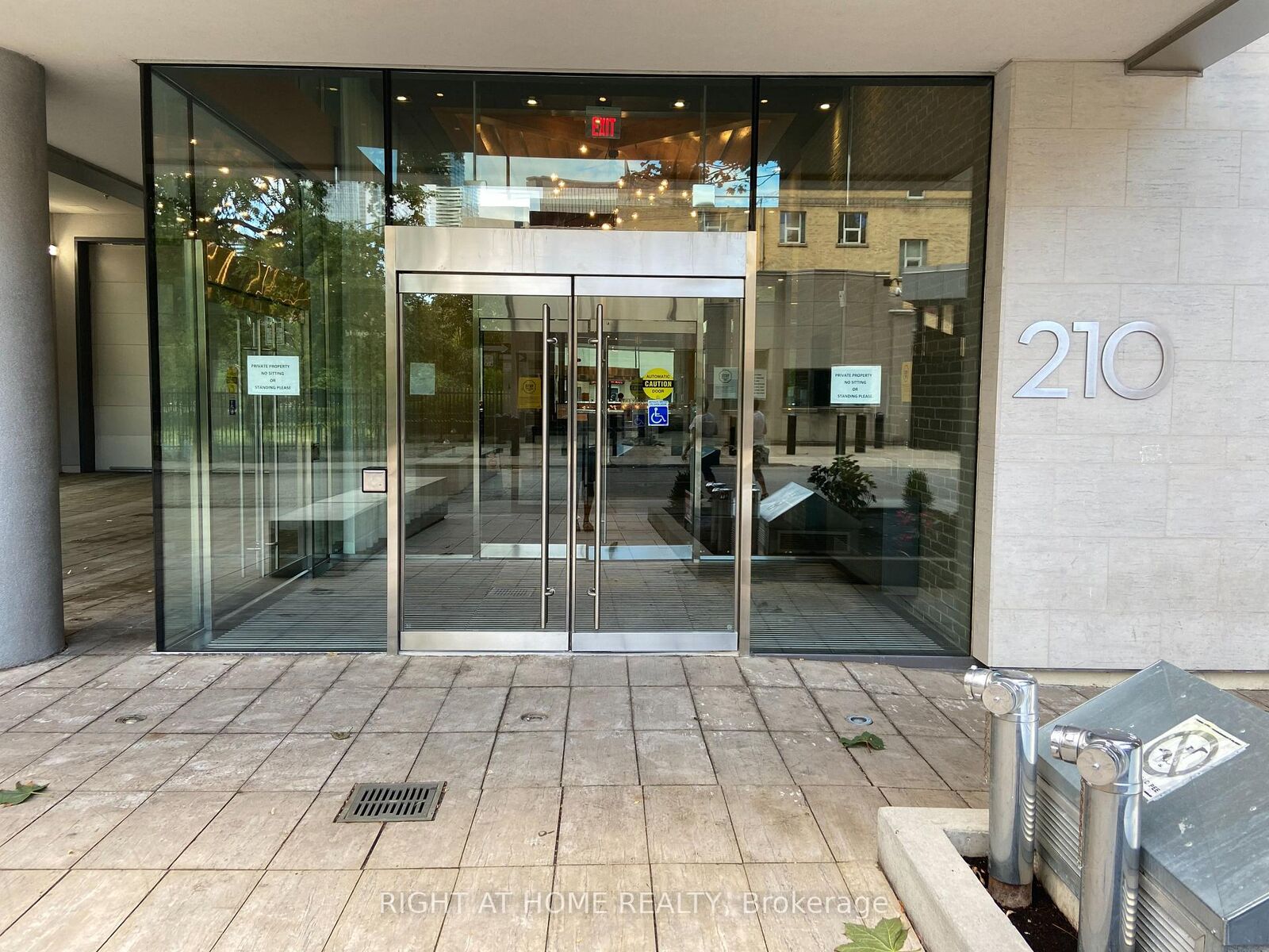 Property Photo:  210 Simcoe Street 802  ON M5T 0A9 