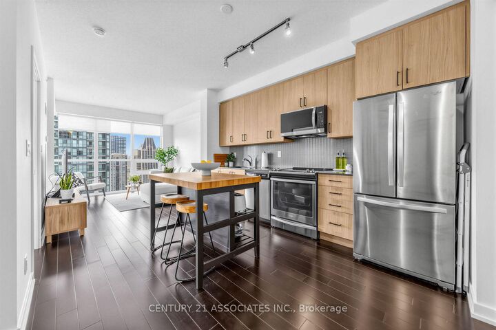 Property Photo:  510 Curran Place W 3706  ON L5B 0J8 