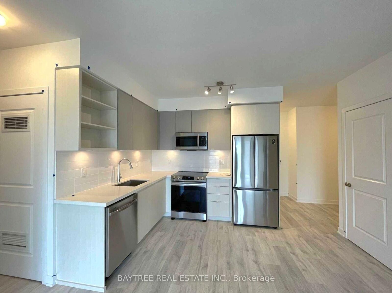 Property Photo: 4655 Metcalfe Avenue 411 ON L5M 0Z7
