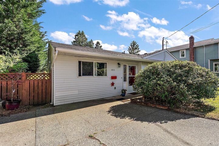 Property Photo:  855 Sevenoaks Rd  BC V8X 3V8 