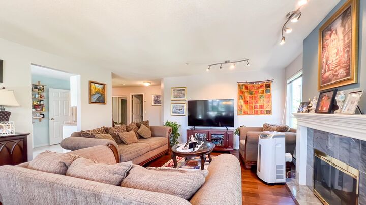 Property Photo: 15375 17 Avenue 202 BC V4A 1T8