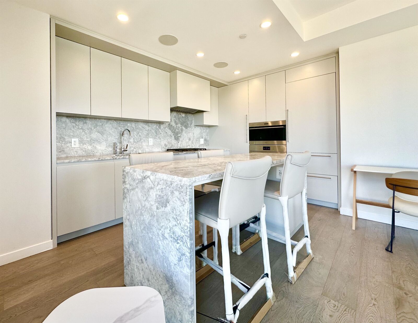 Property Photo:  7433 Cambie Street 1907  BC V6P 0J8 