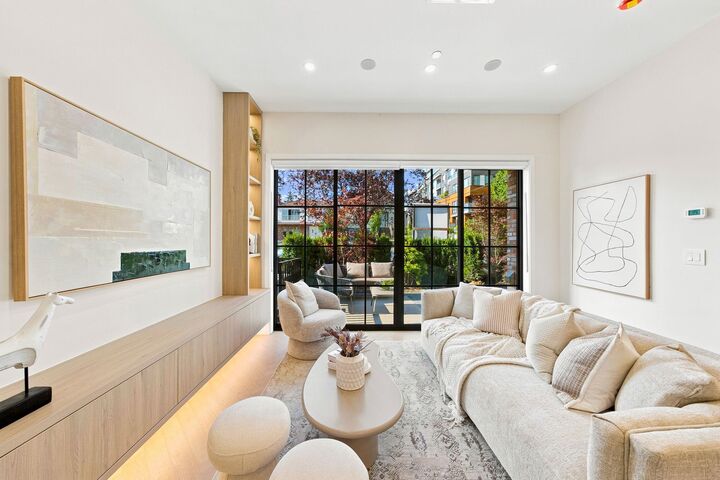 Property Photo: 646 E 23rd Avenue 1 BC V5V 1X8