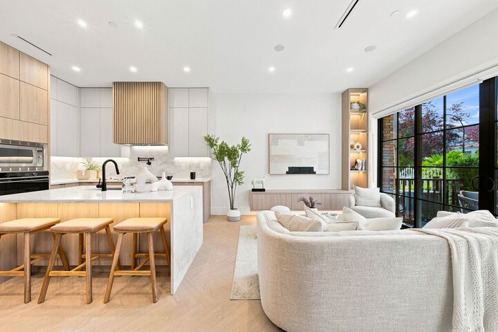 Property Photo: 646 E 23rd Avenue 2 BC V5V 1X8
