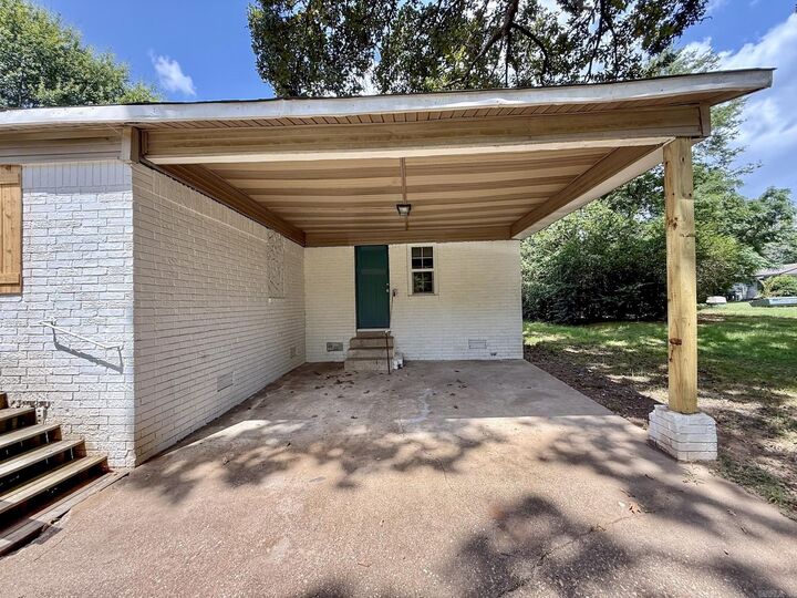 Property Photo:  1423 1/2 S East St  AR 72015 
