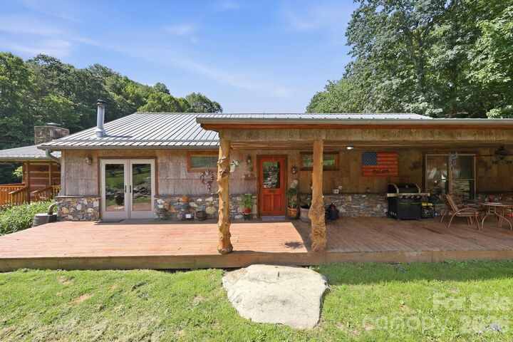Property Photo: 1005 Smith Creek Road NC 28754