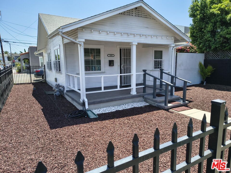 Property Photo: 2402 Carmona Ave CA 90016