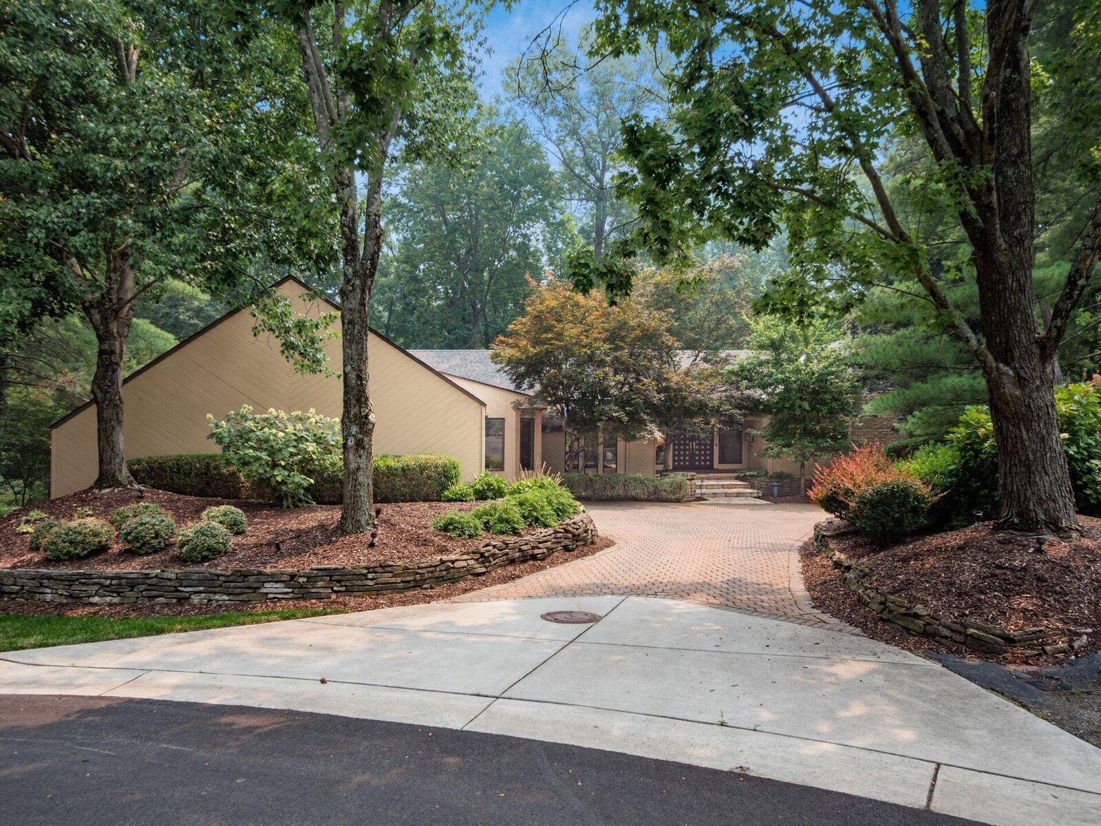 Property Photo: 8483 Torwoodlee Court OH 43017