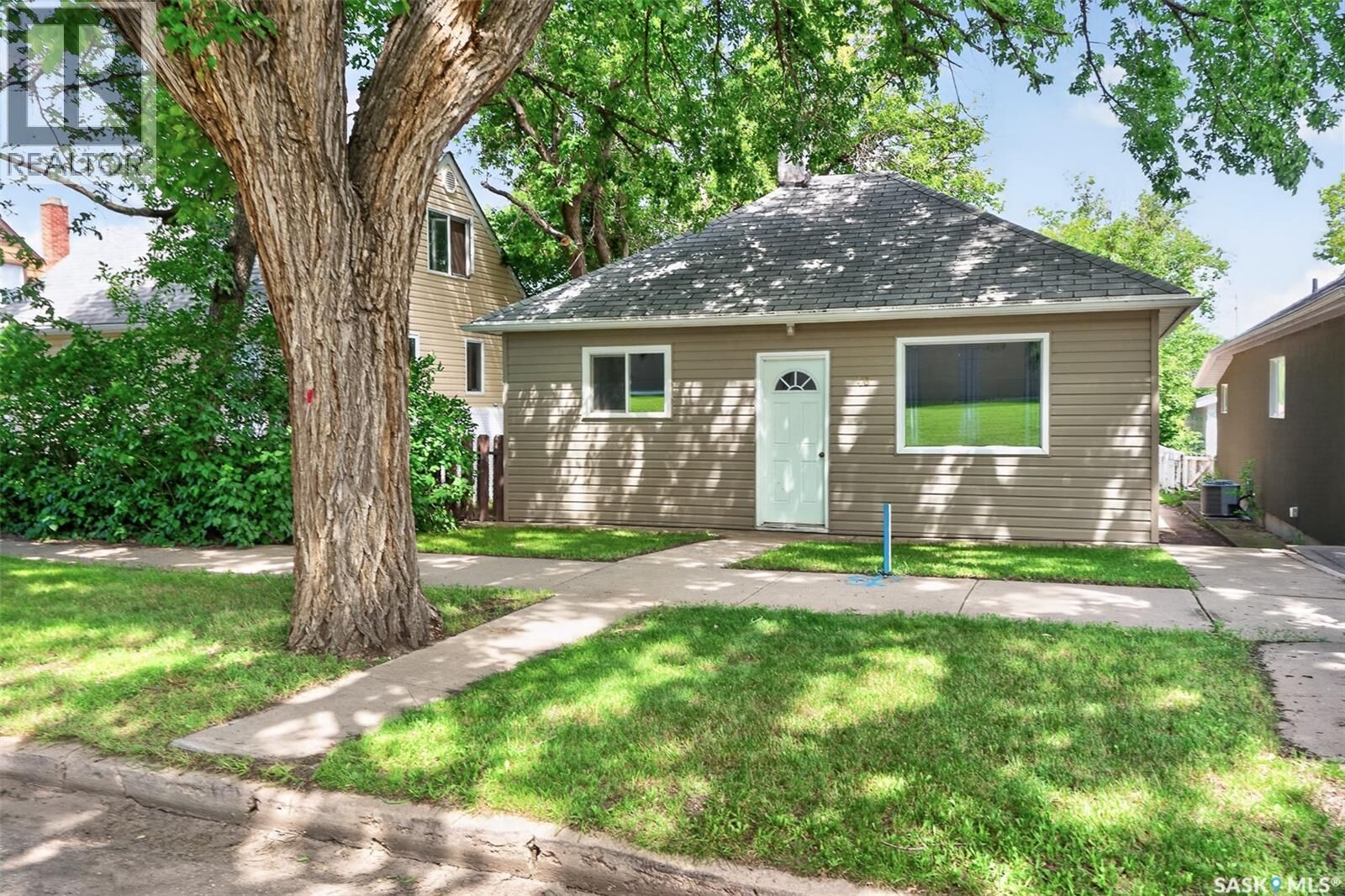 Property Photo:  40 Iroquois Street E  SK S6H 4S8 