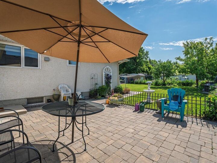 Property Photo: 10 John Taylor Place MB R2K 3X1