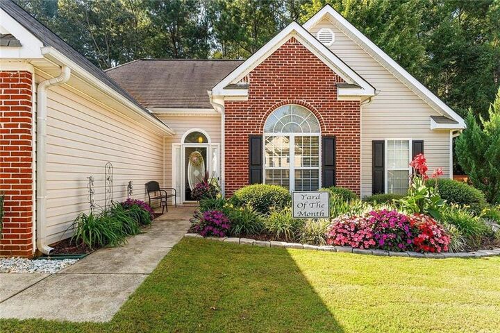 Property Photo: 1114 Chateau Terrace GA 30253