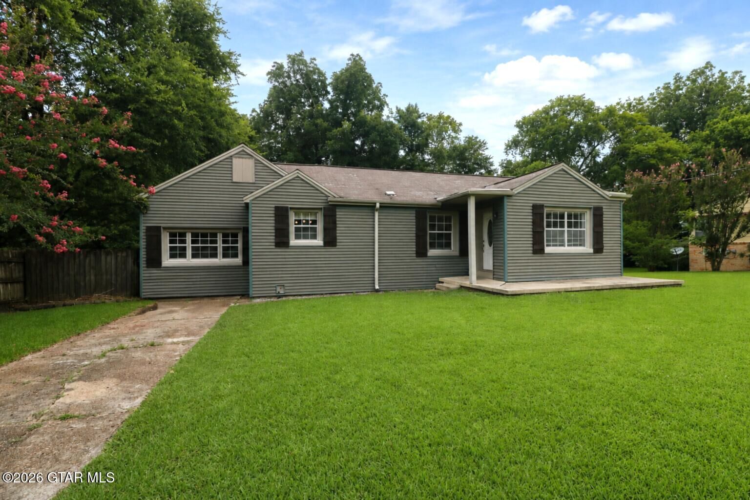 Property Photo: 206 Hillside Drive MS 39759