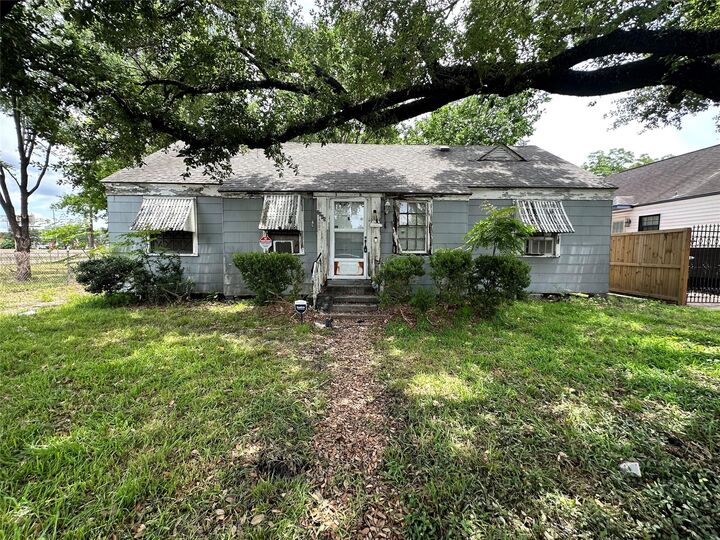 Property Photo: 2015 Des Jardines Street TX 77023