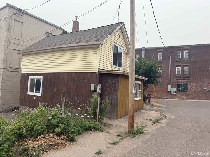 Property Photo:  860 W Franklin Street  MI 49930 