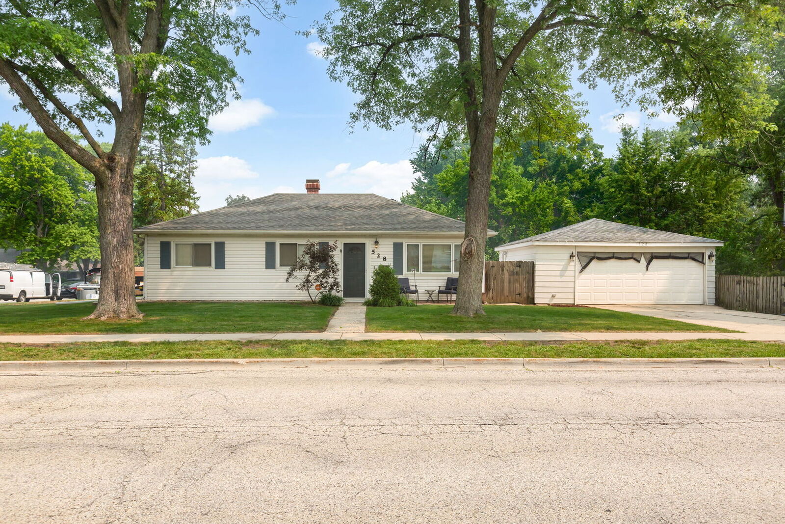 Property Photo:  528 W Crystal Street  IL 60060 
