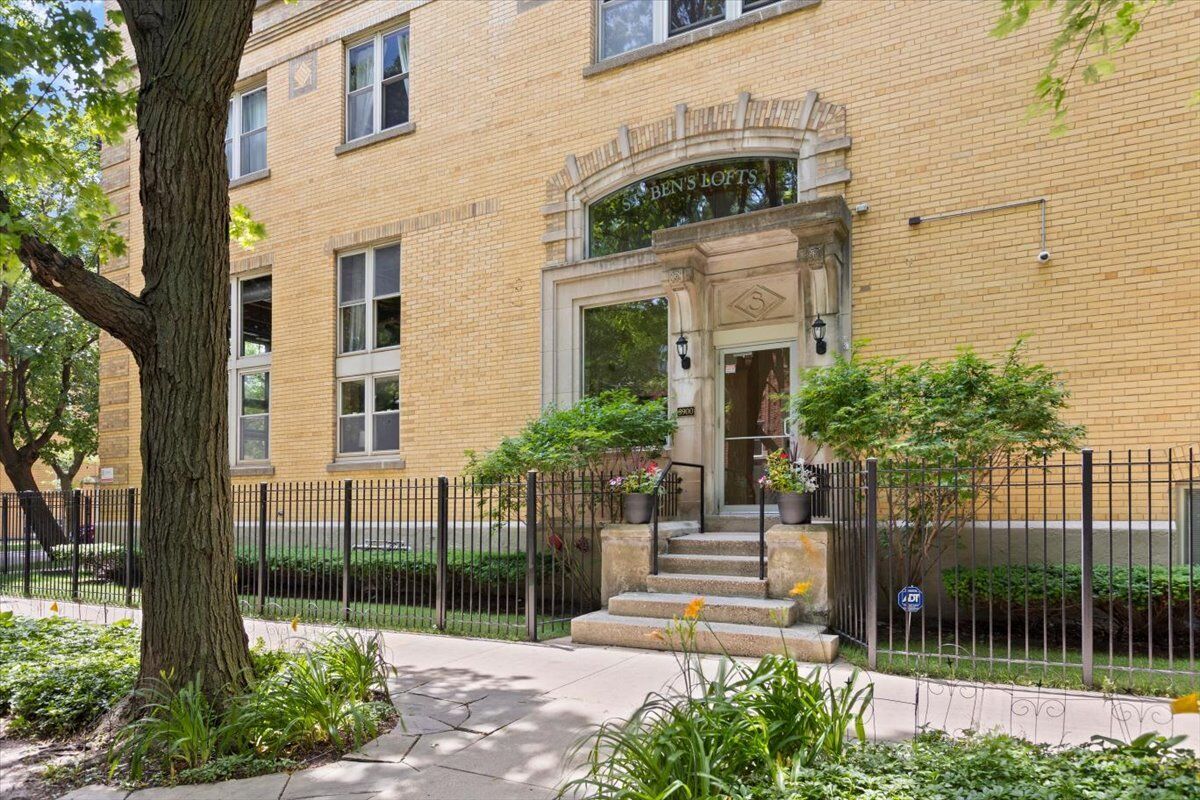 Property Photo: 3900 N Claremont Avenue 103 IL 60618