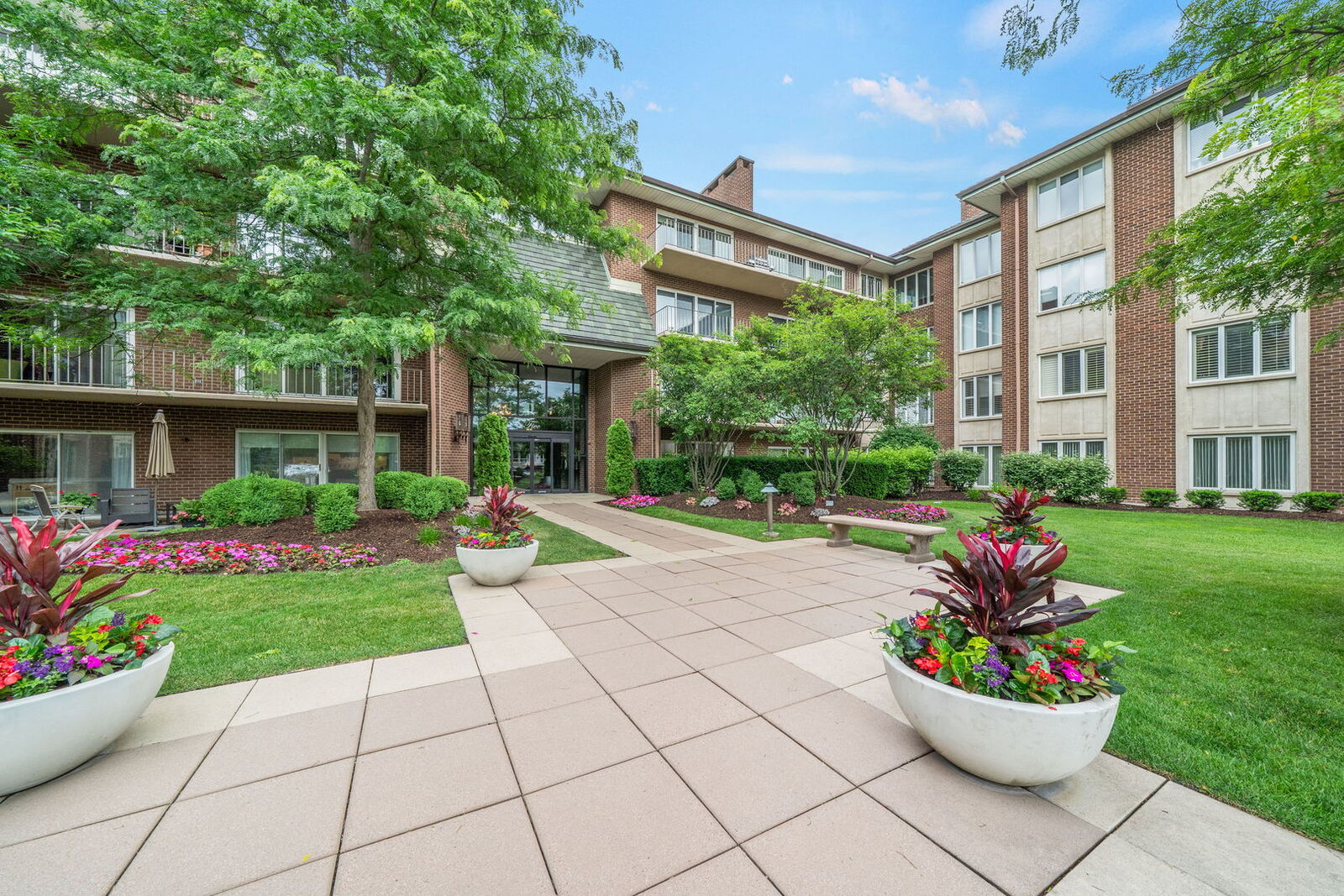 Property Photo: 5 Oak Brook Club Drive P1n IL 60523