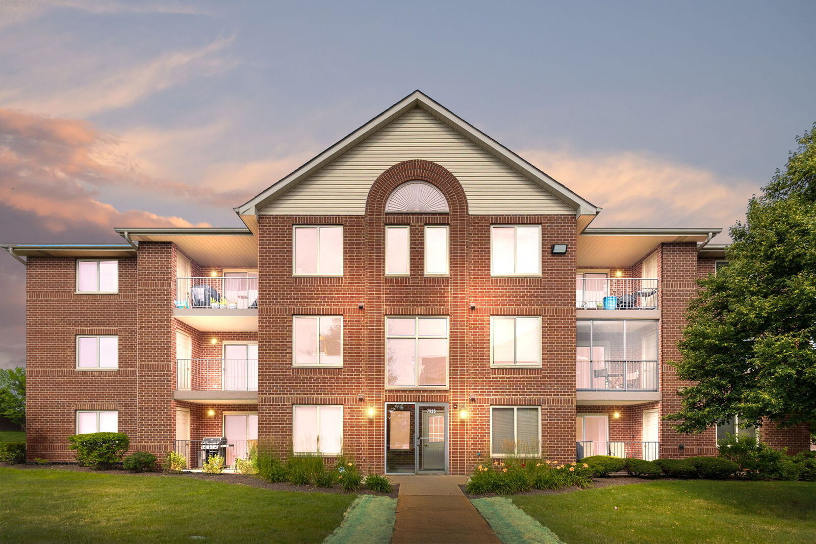 Property Photo: 7025 Heritage Circle 1B IL 60462