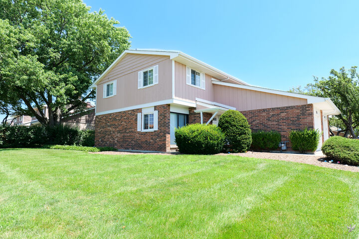 Property Photo:  1105 Rhodes Court  IL 60189 
