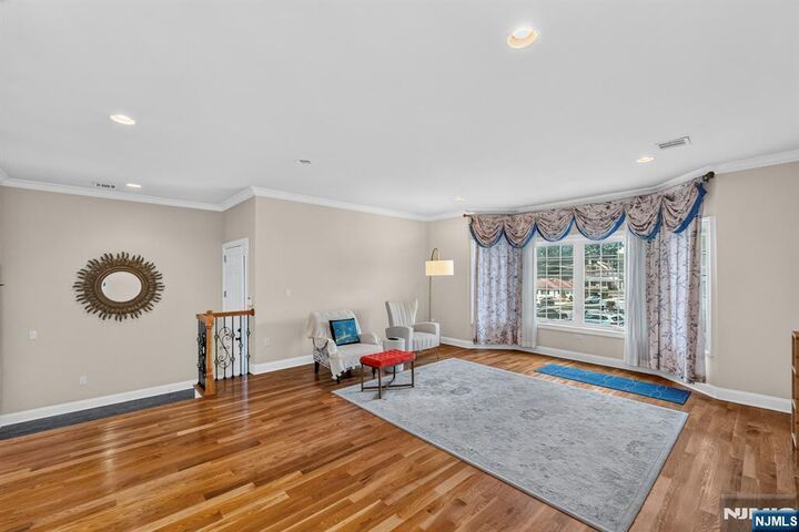 Property Photo:  809 Edgewood Lane  NJ 07024 