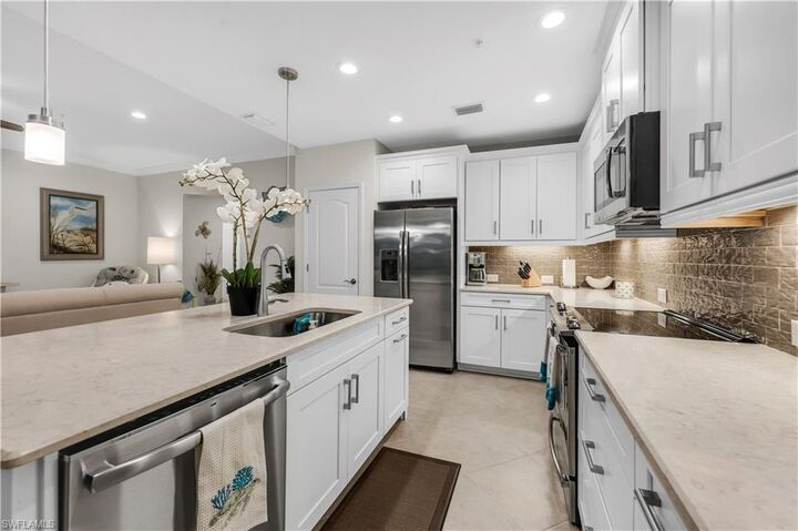 Property Photo: 6959 Avalon Cir 1702 FL 34112