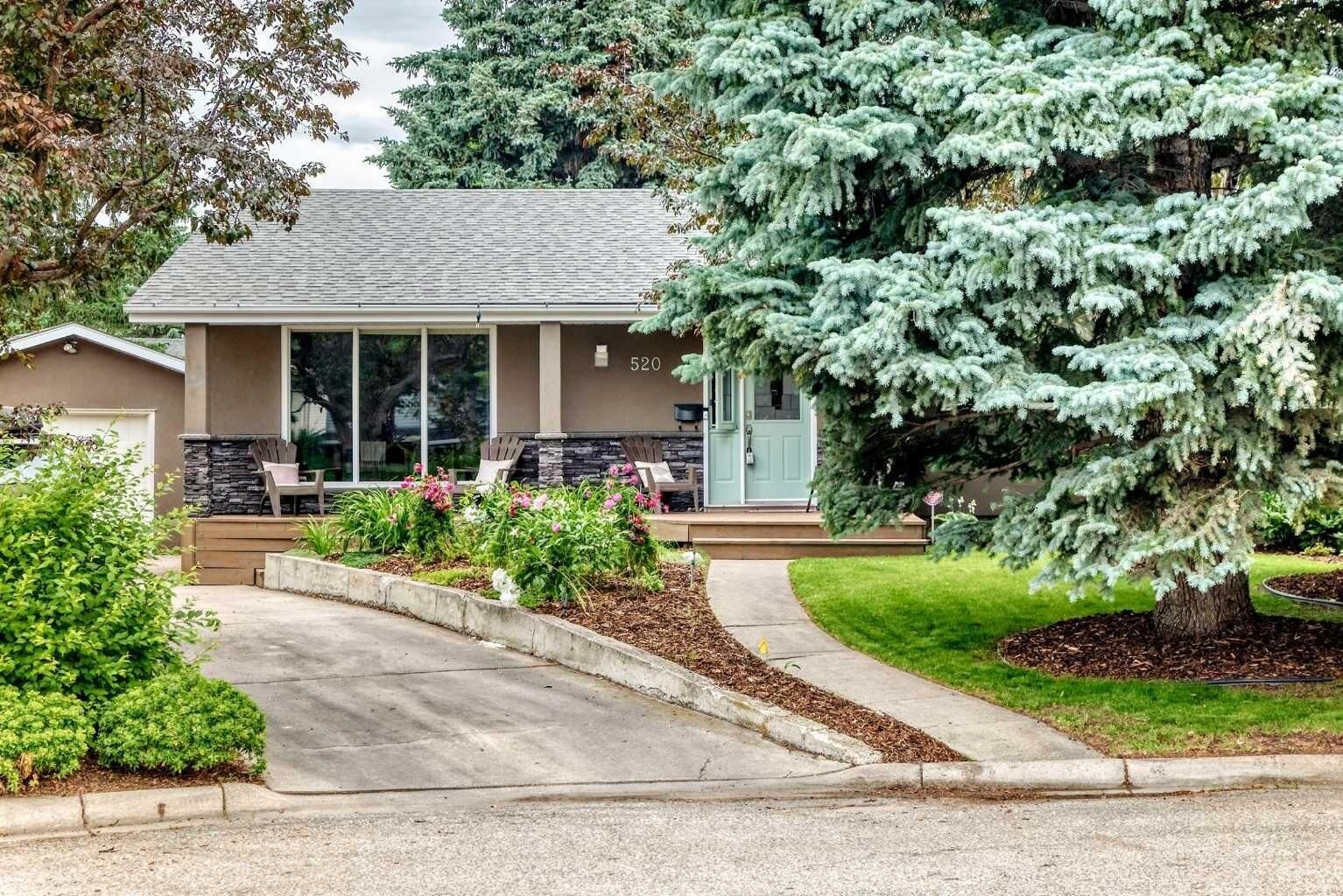 Property Photo: 520 Oakwood Place SW AB T2V 0K3