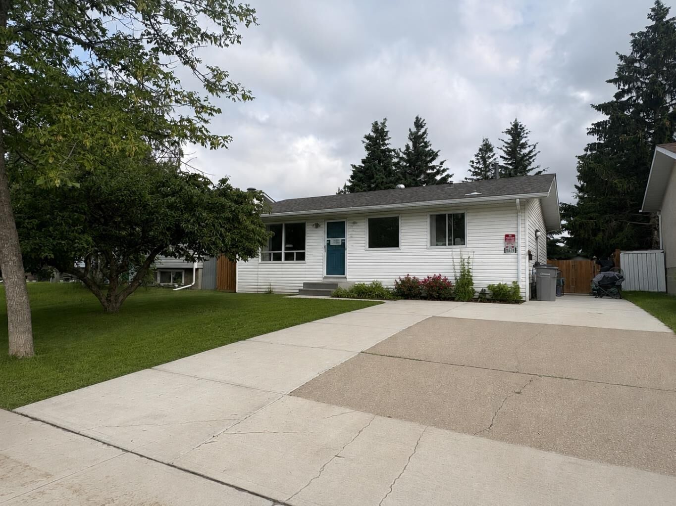 Property Photo: 9616 76 Avenue AB T8V 4L4