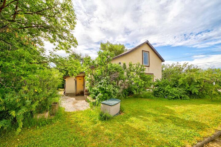 Property Photo: 201 5 Street AB T0K 0P0