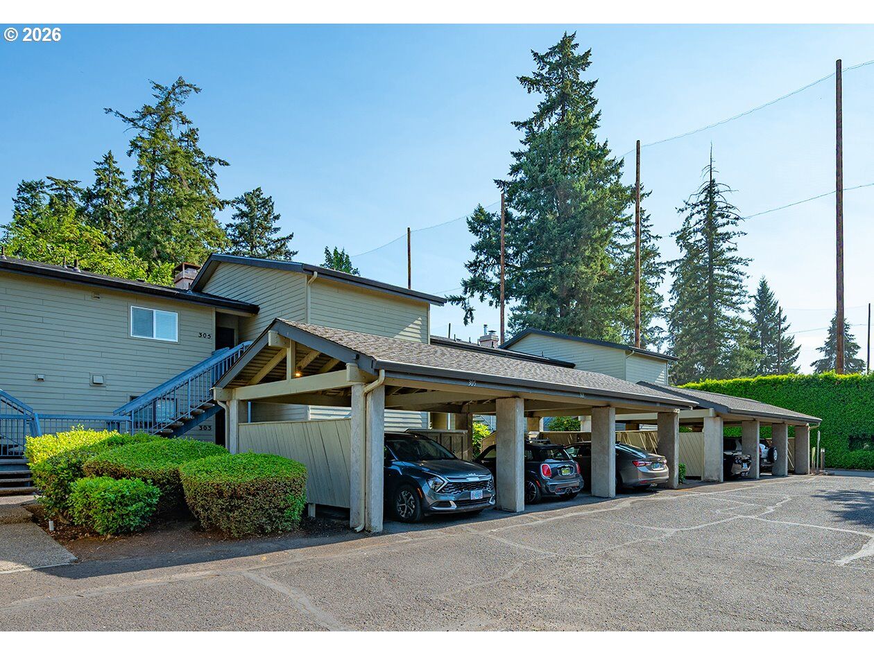 Property Photo:  303 Country Club Rd  OR 97401 