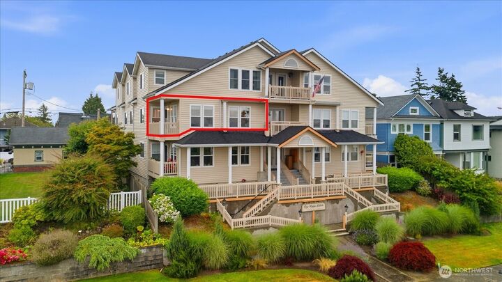 Property Photo:  2219  Rucker Avenue 201  WA 98201 