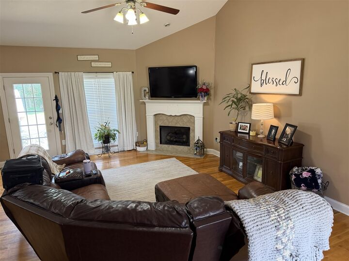 Property Photo: 212 Oak Ridge Way KY 42103