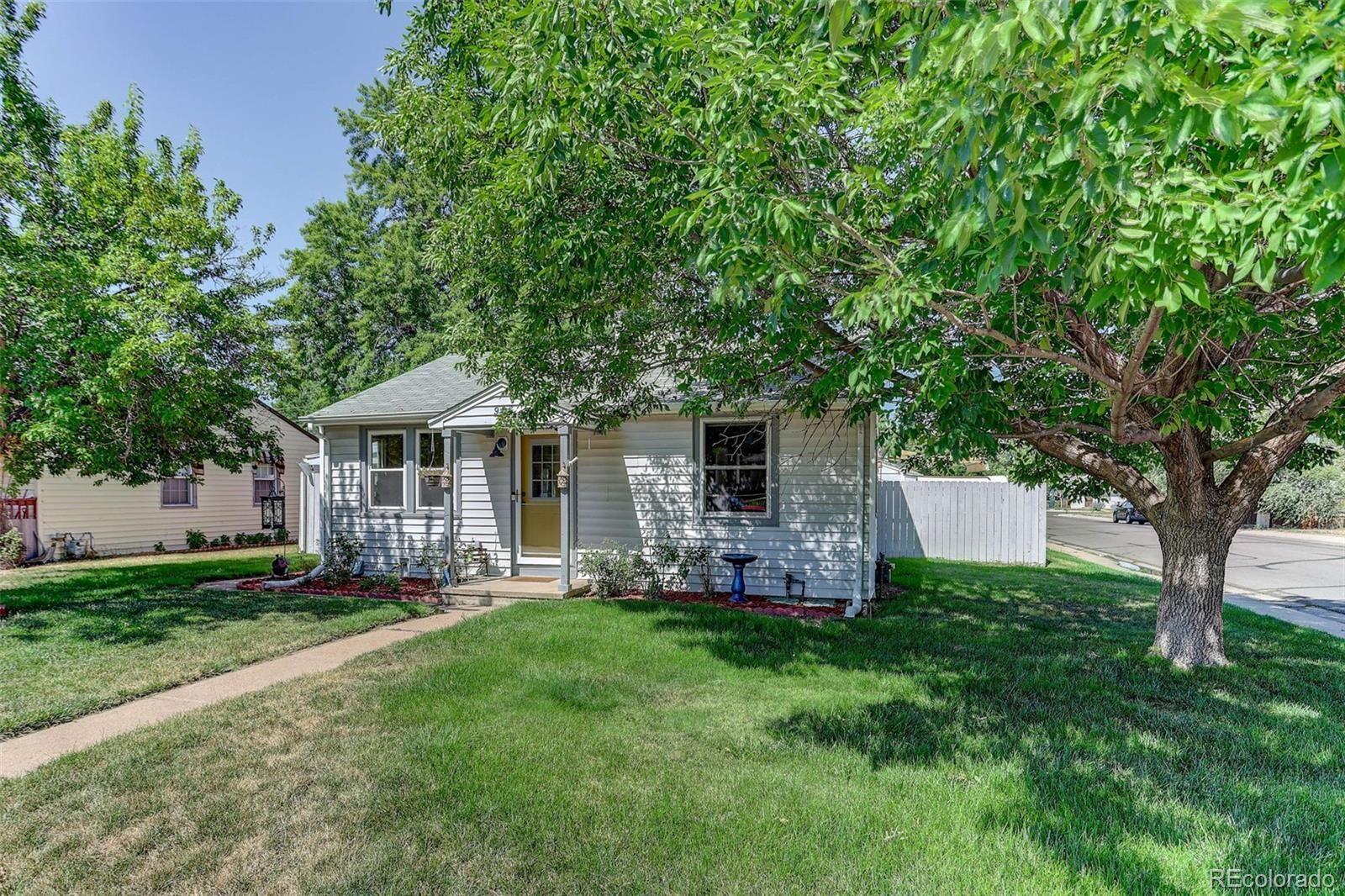 Property Photo: 901 S Locust Street CO 80224