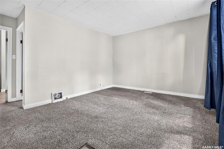 Property Photo:  40 Iroquois Street E  SK S6H 4S8 