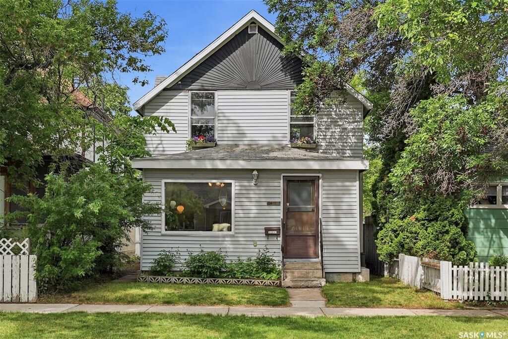 Property Photo: 611 J Avenue S SK S7M 2A9