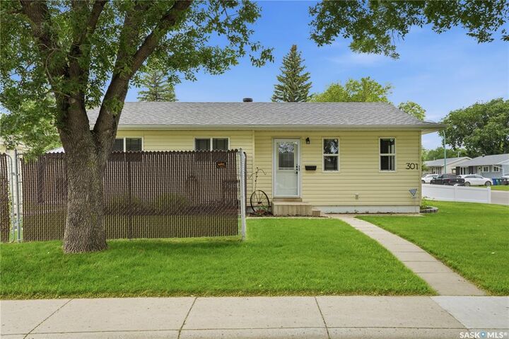 Property Photo: 301 Fisher Crescent SK S7L 5E1