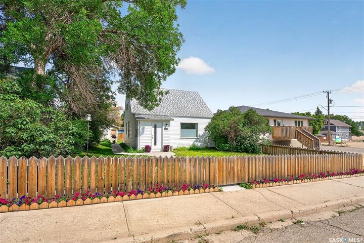 Property Photo: 811 4th Avenue NW SK S6H 3W8