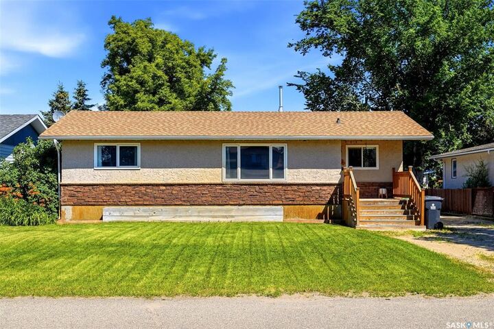 Property Photo: 614 3rd Avenue SK S0G 3Z0